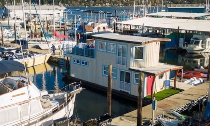 Olympia Casa | Delightful 1- bedroom floating home w free parking