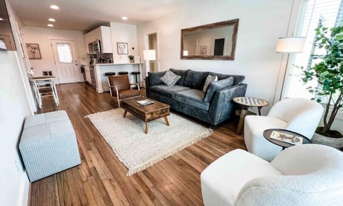 Homewood Condominio | Delightful 2 BR Condo Downtown Homewood