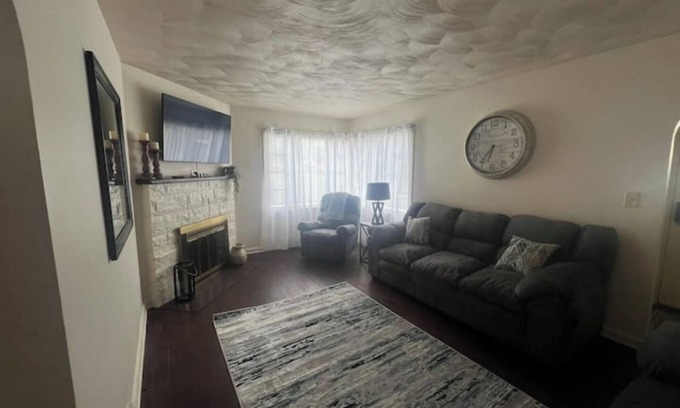 Warren Casa | Delightful 3 BR Home in Warren, OH