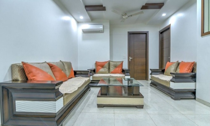 Kalkaji Apartamento | Delightful 3BHK Apartment, Park Facing! Close to Market by HostMyStay