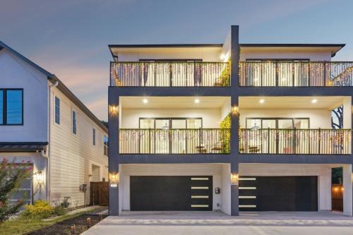 West Dallas Villa | Delightful 4-bedroom townhome with AC in Downtown Dallas