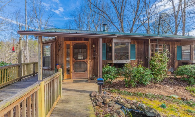 Cleveland Cabaña | Delightful 4-bedroom cottage with AC and Fiber WiFi on the River!