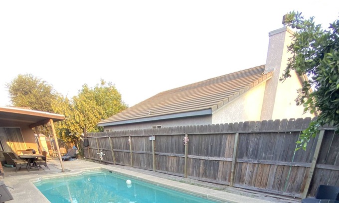 Turlock Casa | Delightful 4 Bedroom with POOL & BBQ