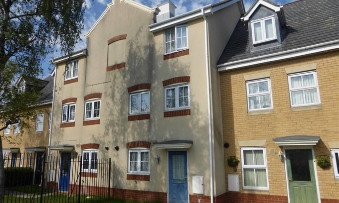 Luton Casa | Delightful 4 double bedroom, 3 bathroom and 2 cloakroom house