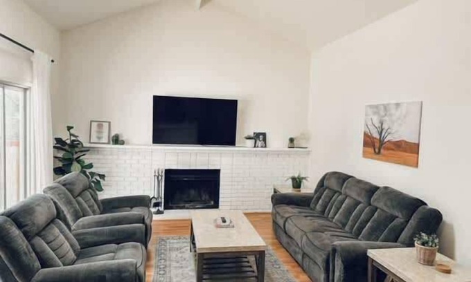 Northwest Reno Casa | Delightful 4BR Home Nr Downtown Reno w/ Fireplace