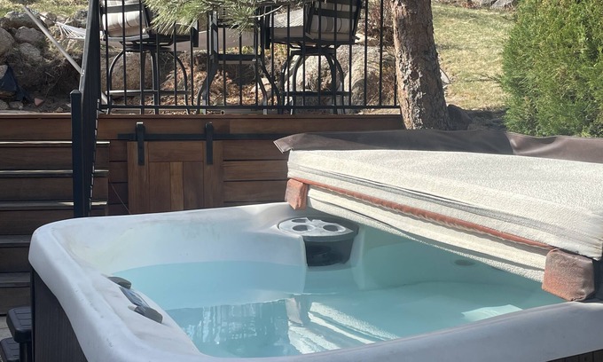 Southwest Colorado Springs Apartamento | Delightful and private, Broadmoor area, Hot tub, 1 Bedroom Studio in a home,