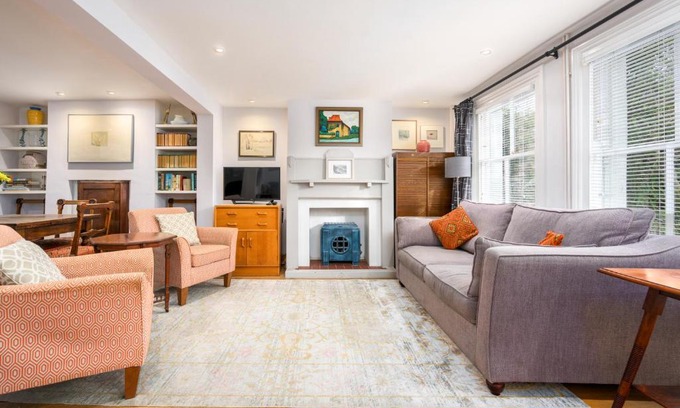 Brighton City Centre Casa | Delightful Bird Sisters Cottage with Free Parking