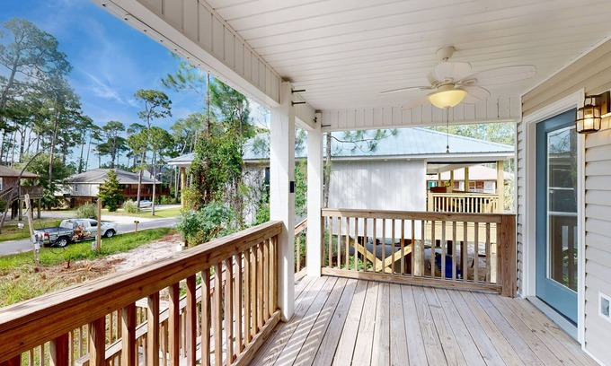 Dauphin Island Condominio | Delightful condo near the beach & town with WiFi, central AC, full kitchen & W/D