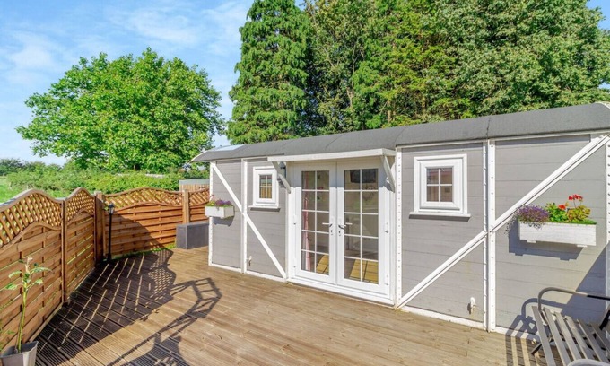 Cowbridge Cabina | Delightful Cowbridge Railway Carriage with Hot Tub