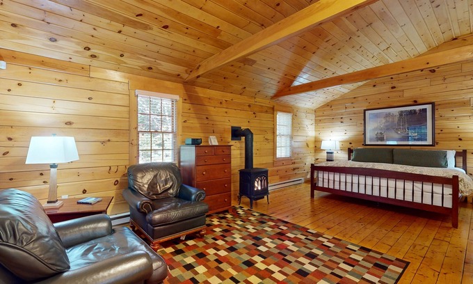Northport Cabina | Delightful dog-friendly studio cabin with fireplace, AC & nearby hiking