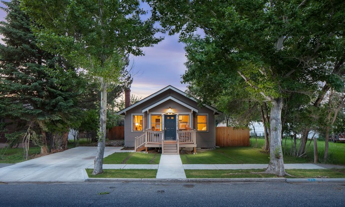 Cody Casa | Encantador DOWNTOWN CODY Craftsman Style House !!