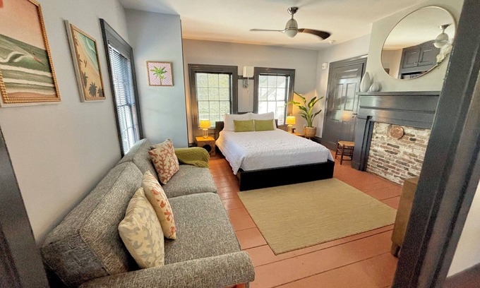 Mystic Casa | Delightful Downtown Mystic Studio!