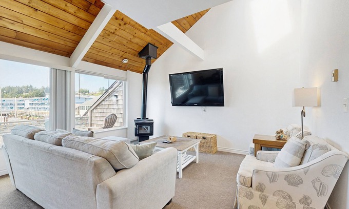 Historic Bayfront Condominio | Delightful Harbor Perch Near Town W/ Shared Pool/Hot Tub & Private Balcony