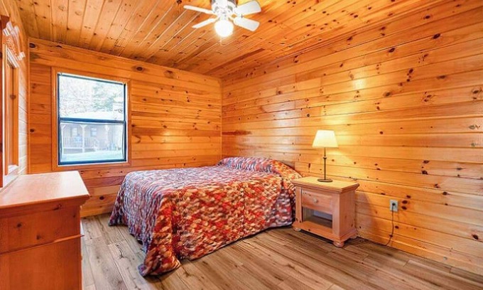Byrdstown Cabina | Delightful Lakeside 2-Bedroom Cabin on Beautiful Dale Hollow Lake #7!