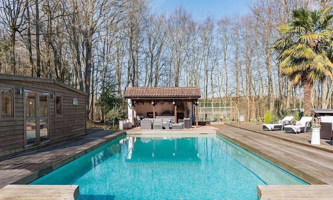 Doddington Casa | Delightful lodge located in the middle of Sharsted Wood near Canterbury with a pool!
