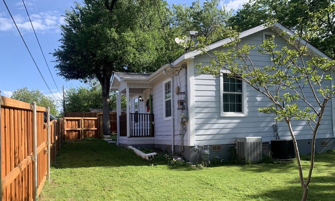 Oak Cliff Cabaña | Delightful Private Tiny Cottage house