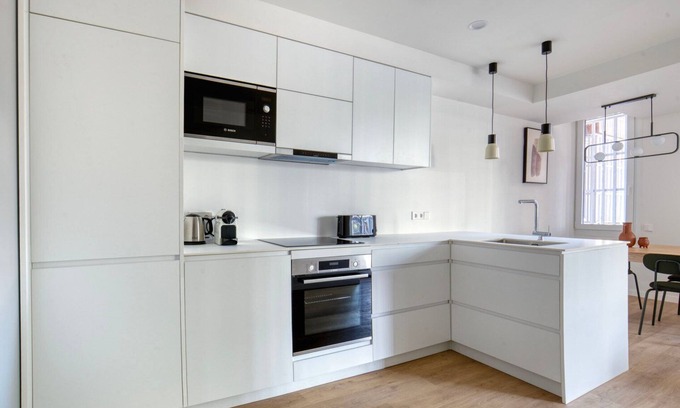 Sarria Apartamento | Delightful Sarrià 3BR, w/ Doorman & Fresh Renovation, by Blueground