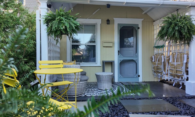 Ocean Grove Casa | Delightful Seaside Cottage blocks from the beach in Ocean Grove. Sleeps 2