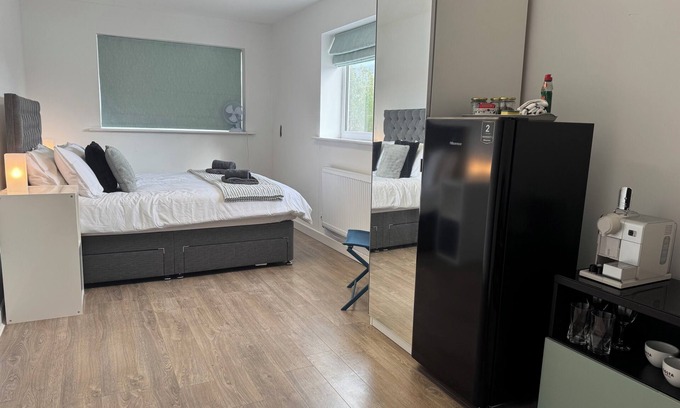 Sheffield Casa | Delightful Self Contained Garden View Retreat