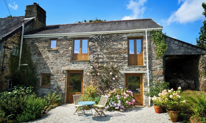 Callington Casa | Delightful Swallows Barn - A cosy Rural Retreat set in 2.5 acres of parkland