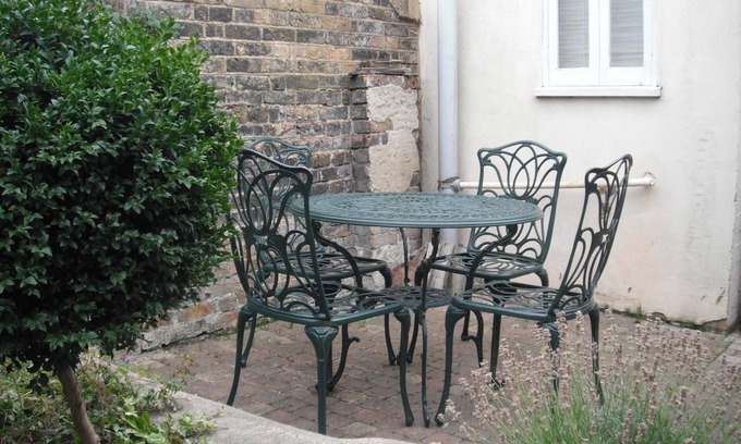 Whitstable Cabaña | Encantador Whitstable Seaside Cottage, Capacidad 6. Wifi gratis / Aparcamiento. Perros Se admiten