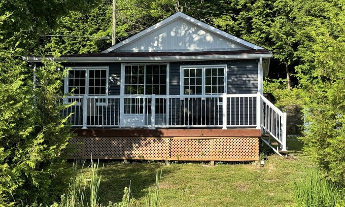 Val-des-Monts Cabaña | Deligthful, Cozy Waterside Getaway