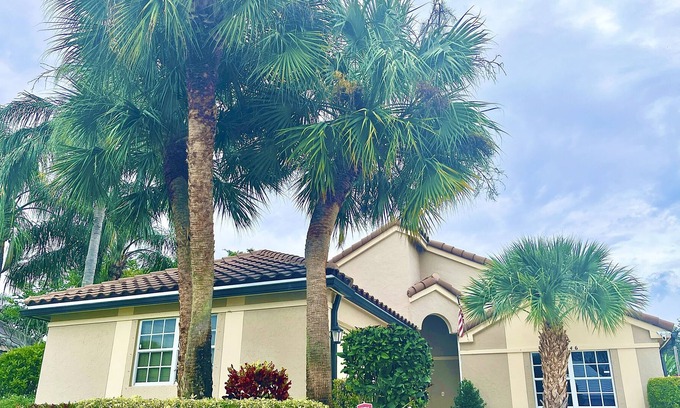 Jog Road Casa | Delray's Delightful Getaway- Family is everything!