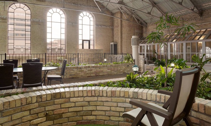 Downtown London Hotel | Delta Hotels by Marriott London Armouries