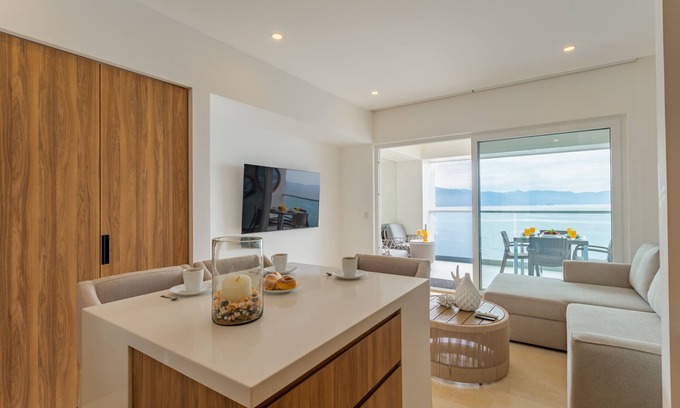Colonia Olímpica Condominio | Deluxe 1BD Seaside Condo & 8 pools at Harbor 171 1BD Condo for rent in North Hot