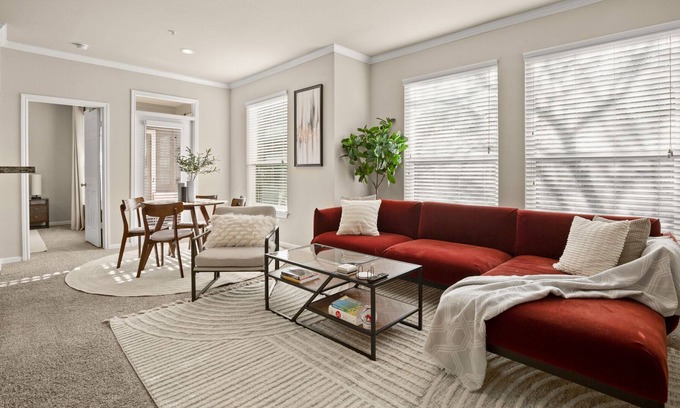 Wells Branch Apartamento | Deluxe 2BR Apartment w/ balcony on-site gym & pool