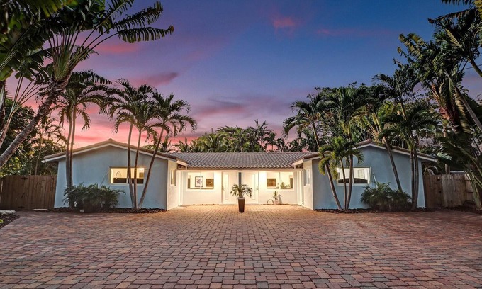 Oakland Park Villa | Deluxe 3/2 Duplex w/Jacuzzi