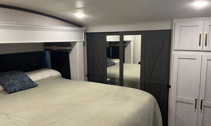Forest City Casa | Deluxe 5th wheel in beautiful forest setting ready for you.