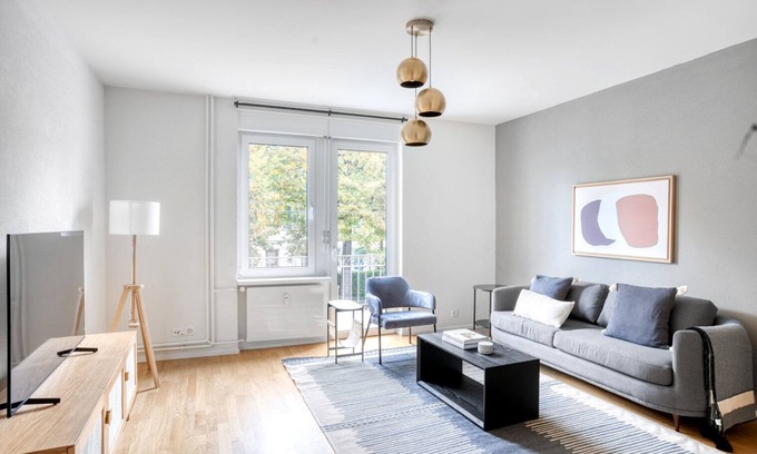 Basilea Apartamento | Deluxe Bachletten 3 Room w/ Storage, nr Train Station, by Blueground