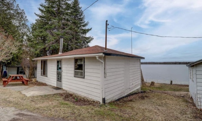 South Bruce Peninsula Cabina | Deluxe Beachfront Villa 3 Bedroom, sleeps 10