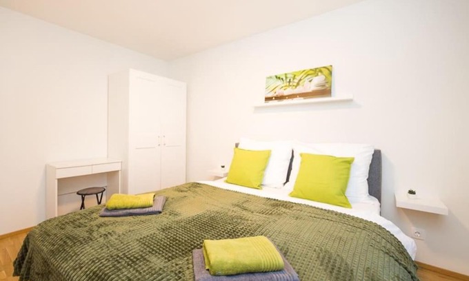 Simmering Apartamento | Deluxe City Apartment with balcony! Free Garage Parking included!