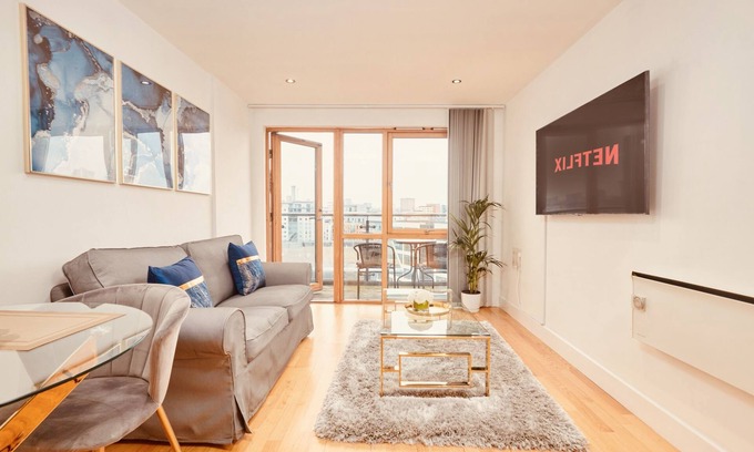 Leeds Apartamento | Deluxe City Apt, River Canal View& Free Parking!