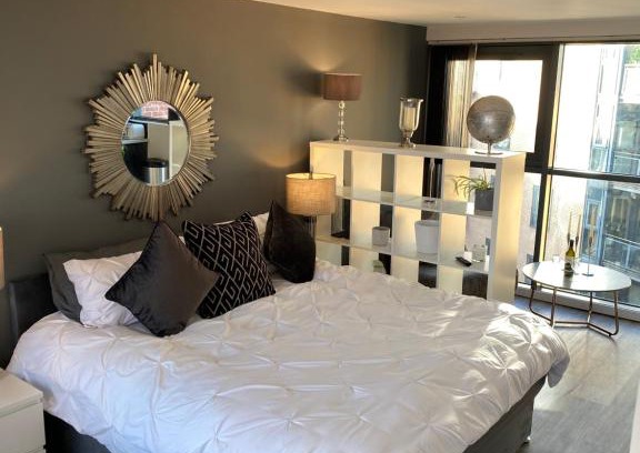 Sheffield City Centre Apartamento | Deluxe City Centre Studio Apartment with Balcony & City Views - FREE WIFI NETFLIX, GYM ACCESS - WESTONE