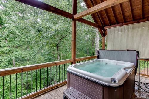 Cleveland Casa | Deluxe Couples Cabin on Creek