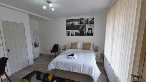 Harehills Cama Y Desayuno | Deluxe Double bedroom with private bathroom, parking and WiFi