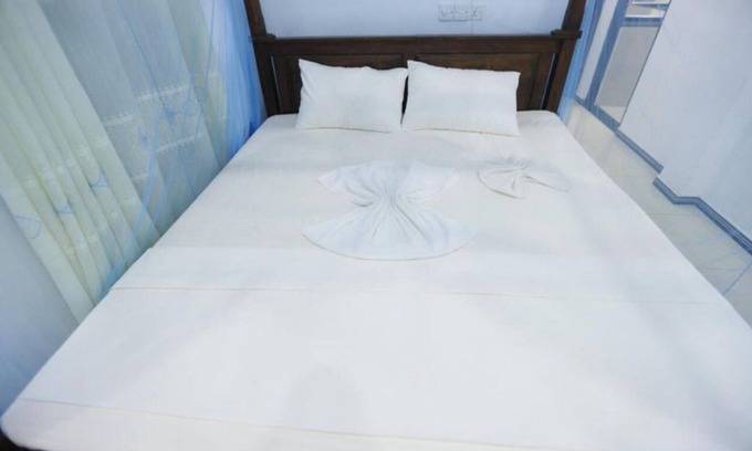 Pelena Hotel | Deluxe Double Room with Balcony 2 /2 people - Surfside Retreat Weligama