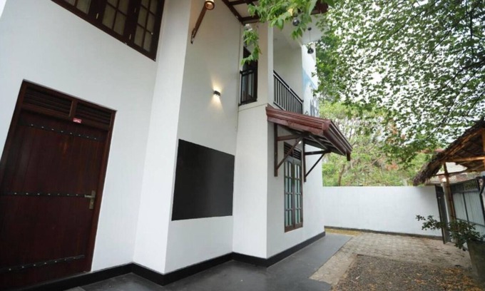 Pelena Hotel | Deluxe Double Room with Balcony 2 /2 people - Surfside Retreat Weligama