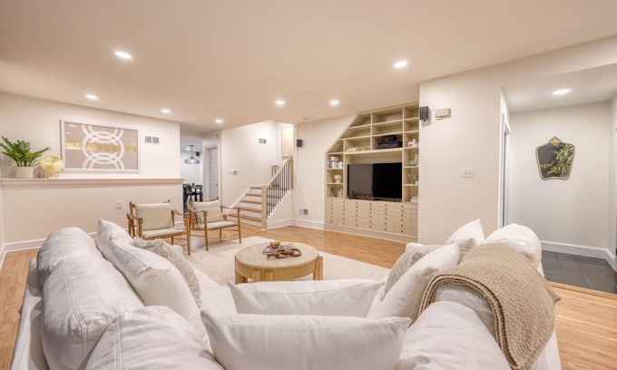 Historic Downtown Lancaster Casa | Deluxe Downtown Lancaster 3BD - Rooftop & Parking