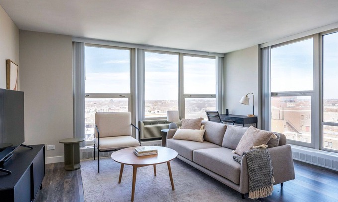 Edgewater Apartamento | Deluxe Edgewater 1BR w/ Gym, Deck & Lounge, nr L, by Blueground