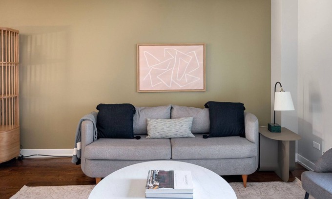 Edgewater Beach Apartamento | Deluxe Edgewater 2BR w/ W/D, nr dining & shops, by Blueground