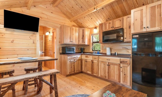 Thonotosassa Cabina | Deluxe Family Cabin with Porch View - Happy Travelers RV Resort