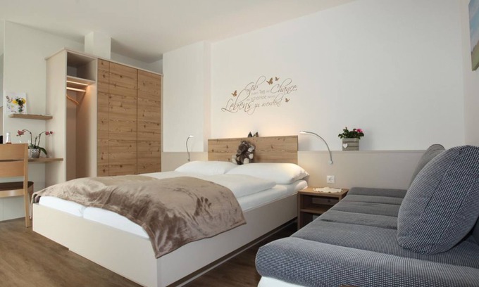 Feldbach Cama Y Desayuno | Deluxe family room with balcony - Pension Raabtal