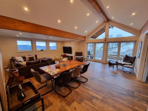 Todtnauberg Apartamento | "Deluxe" Ferienwohnung Schwarzwald, 8 Personen, 140 qm, Haus Sonnenschein, 2 Balkone