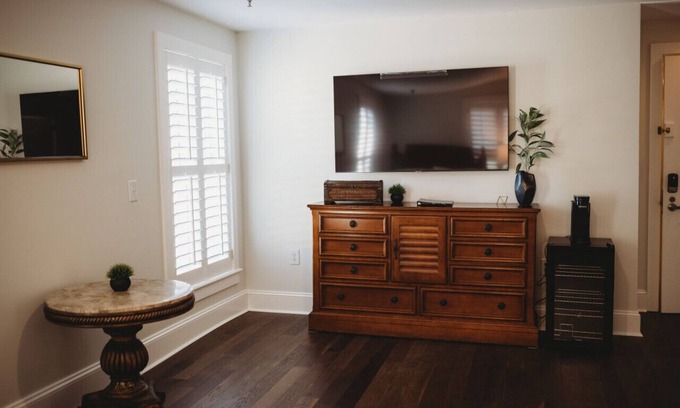 Downtown Hotel | Deluxe Guestroom-2 Queens · The Jefferson Inn Rm. 12