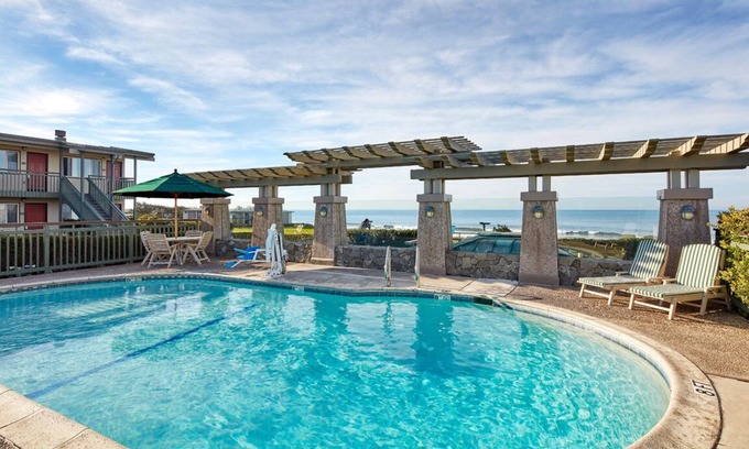 San Simeon Hotel | Deluxe King at Cavalier Resort | Oceanfront Pools, Dining & Near Hearst Castle