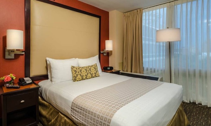 Dupont Circle Hotel | Deluxe King Room at Beacon Hotel & Corporate Quarters